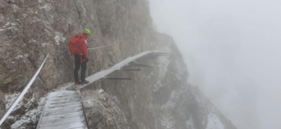 Nebbia e ghiaccio sul Cristallo, recuperato il corpo del 31enne precipitato per 120 metri in un canalone